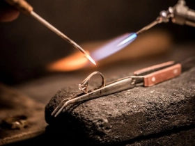 آموزش تعمیر کار فلزات قدیمی و جواهرات